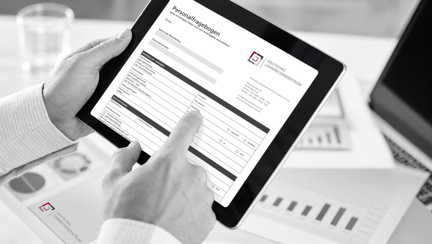 Mitarbeiter bearbeitet den Personalfragebogen des Deutschen Lohnrechenzentrums auf einem Tablet.